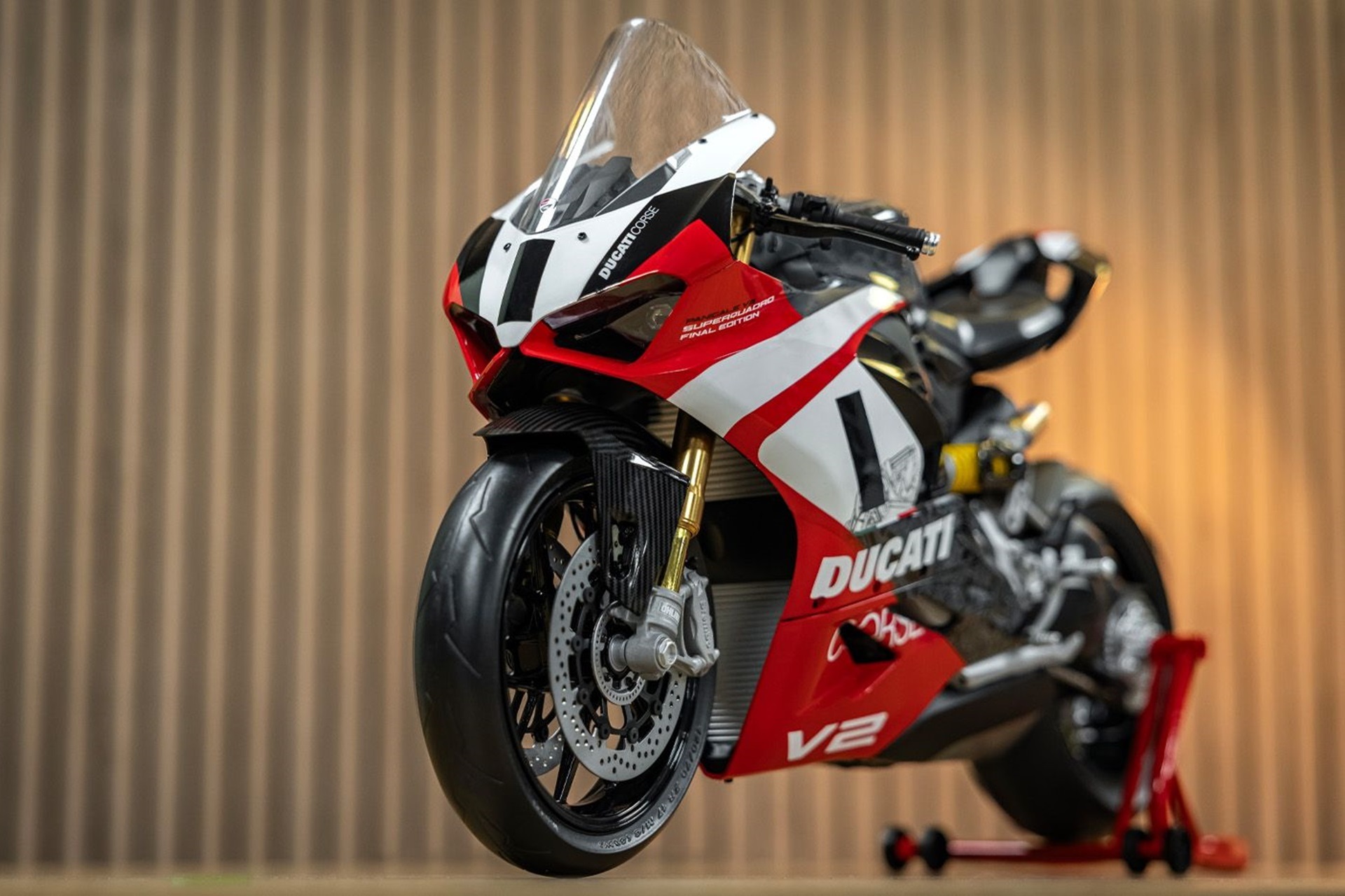 La última Ducati V2 Superquadro estrena una réplica a escala 1:4 de 920 euros (unos 1.000 dólares) para coleccionistas exclusivos - Ilustración 2