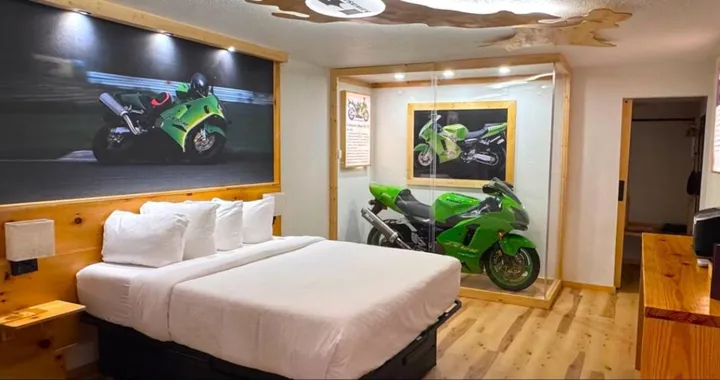 Motorcycle Inn, l’hotel dove si dorme accanto a Ducati e Honda da sogno - Ilustración 1