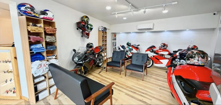 Motorcycle Inn, l’hotel dove si dorme accanto a Ducati e Honda da sogno - Ilustración 3