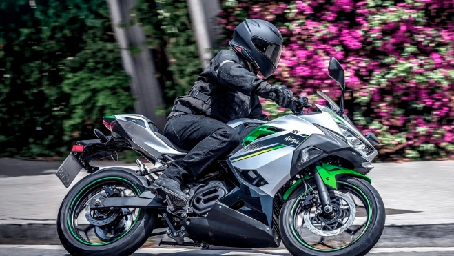 La Kawasaki Ninja eléctrica ya se vende en España: el problema es que su aspecto promete mucho más de lo que dicen sus números - Ilustración 1