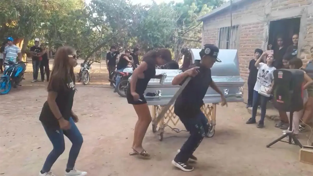 Con huapangos, machetes, cerveza y motos, "macheteros" despiden en Ahome a joven asesinado en Sonora | Luz Noticias