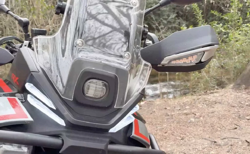 ¿La QJMotor SRT 450 RX es la trail media mejor equipada del segmento?