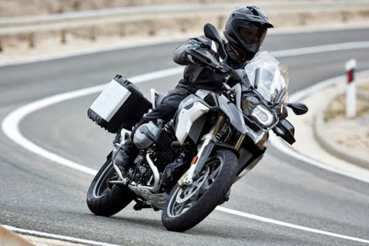 Rodolfo Martínez, experto en motos: “el freno trasero no sirve para frenar, sino para estabilidad. El truco es presionarlo en plena curva”