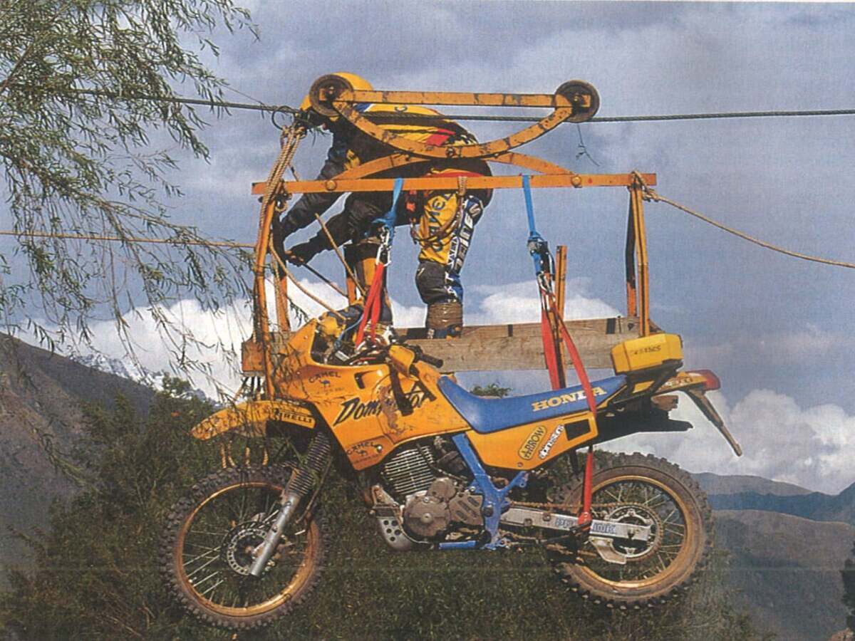 Alguien ha inventado un Dakar que se corre enganchando unas motos trail a unas tirolinas. Era más duro que el de África