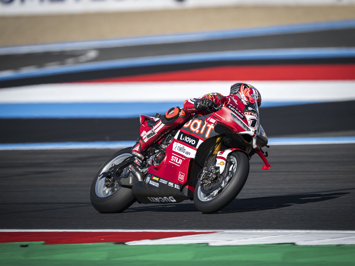 Nicolò Bulega acaricia el título de Superbikes y Álvaro Bautista se cae pero puntúa en la escabechina de Magny-Cours
