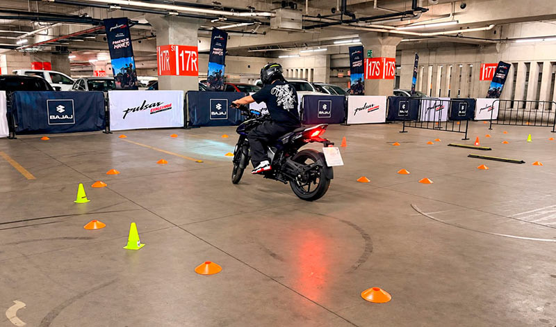 Bajaj lleva la experiencia Pulsar Gymkhana a Town Center El Rosario - Ilustración 2