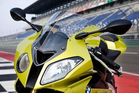 Hace 17 años BMW creó una moto deportiva bizca. Todos se rieron de ella, pero el tiempo ha demostrado que llevaban razón - Ilustración 3