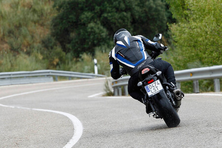 Rodolfo Martínez, experto en motos: “el freno trasero no sirve para frenar, sino para estabilidad. El truco es presionarlo en plena curva” - Ilustración 1