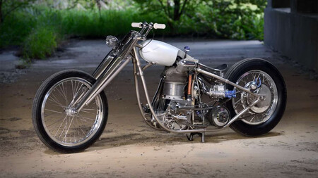 Un mecánico de tractores ha creado una moto de 1.700 CV y un solo cilindro. Lo ha logrado comprando las piezas por eBay - Ilustración 3