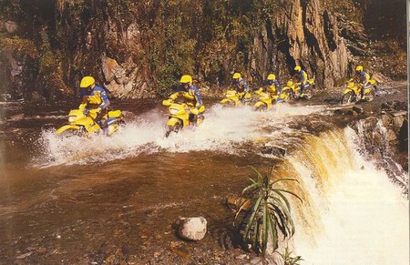 Alguien ha inventado un Dakar que se corre enganchando unas motos trail a unas tirolinas. Era más duro que el de África - Ilustración 2