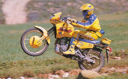 Alguien ha inventado un Dakar que se corre enganchando unas motos trail a unas tirolinas. Era más duro que el de África - Ilustración 3