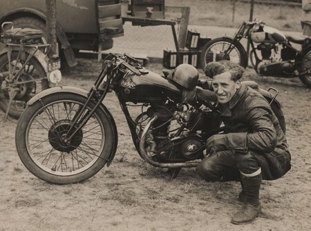 Un mecánico italiano ha resucitado un tipo de moto que creíamos perdida: usa motor V8 y llevaba casi 90 años olvidada - Ilustración 2