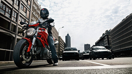 Un estudio lo confirma: España tiene un problema, y es que cada vez hay más motos, pero las ciudades siguen pensadas para los coches - Ilustración 2