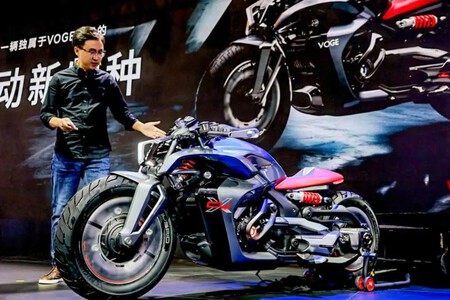 Una marca china acaba de encontrar el futuro de las motos: los coches lo llevan usando desde hace 15 años, y se llaman híbridos enchufables - Ilustración 2