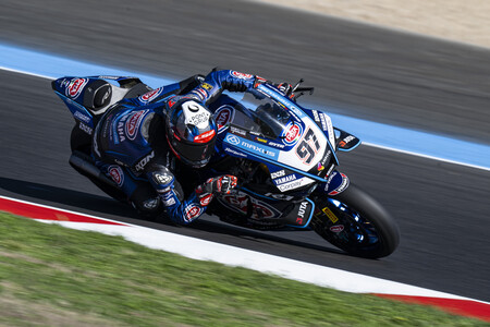 Nicolò Bulega acaricia el título de Superbikes y Álvaro Bautista se cae pero puntúa en la escabechina de Magny-Cours - Ilustración 2