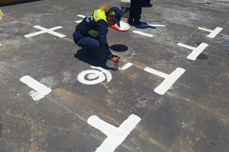 En CDMX ya se venden más motos que carros, así que la ciudad cambió los estacionamientos en la calle y en centros comerciales para darles lugar - Ilustración 1
