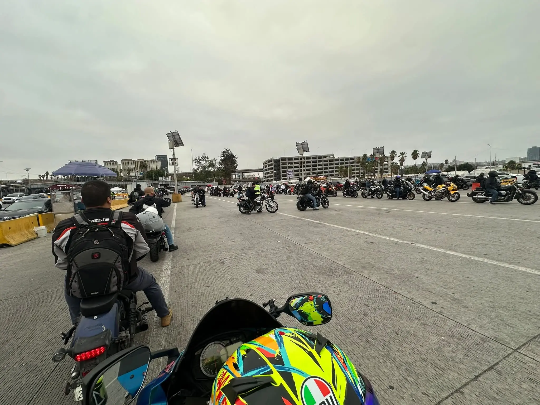 Garitas de Tijuana amanecen con largas filas de motos y esperas de casi 3 horas para automovilistas