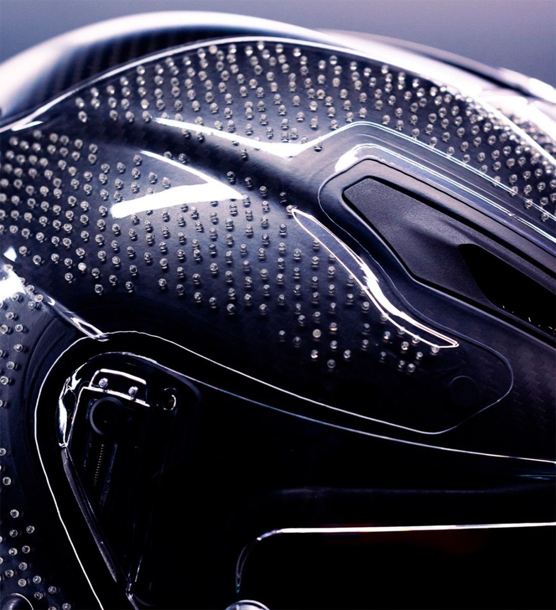 AGV pone más de 1.600 esferas dentro de su nuevo casco de MotoGP por un buen motivo - Ilustración 2