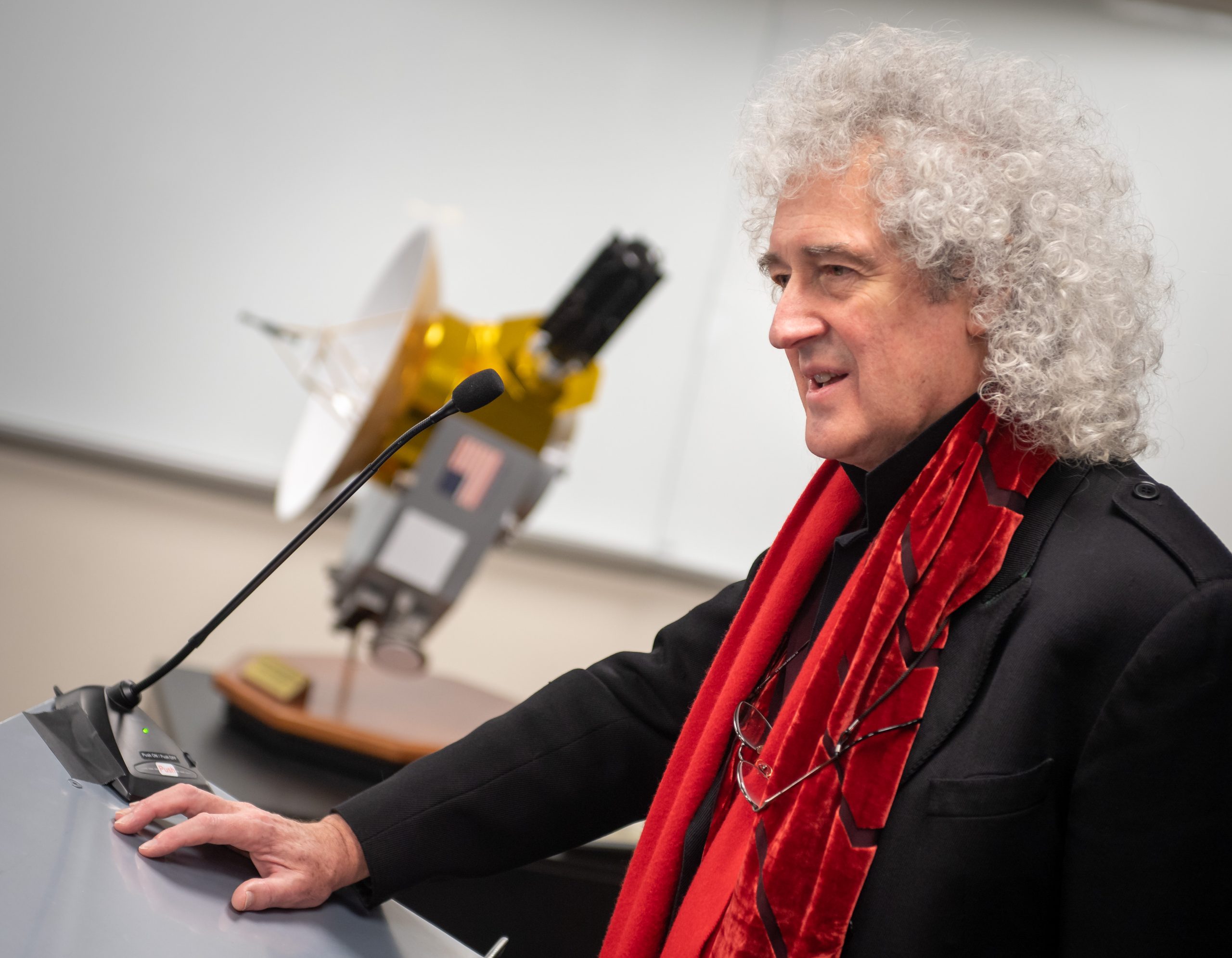 Brian May de Queen reconsidera su postura sobre la IA y se abre a shows con avatares - Ilustración 1