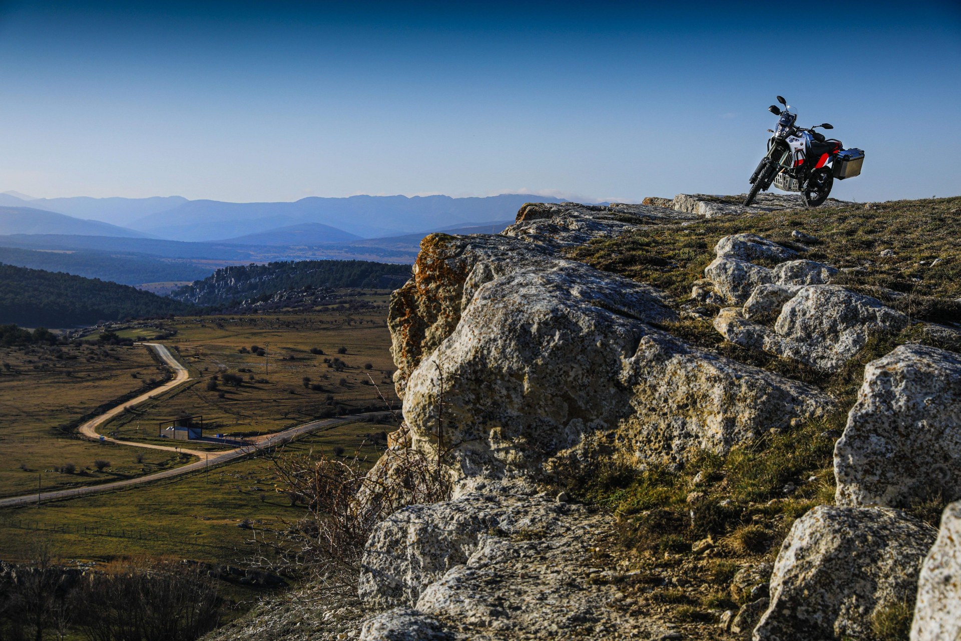 Guadalajara sobre dos ruedas: por qué es un «territorio perfecto para disfrutar de la moto»