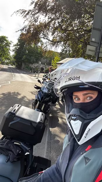 La desafiante aventura de Carolina Baldini en moto por Europa: desde Edinburgo a Liverpool en dos ruedas - Ilustración 2