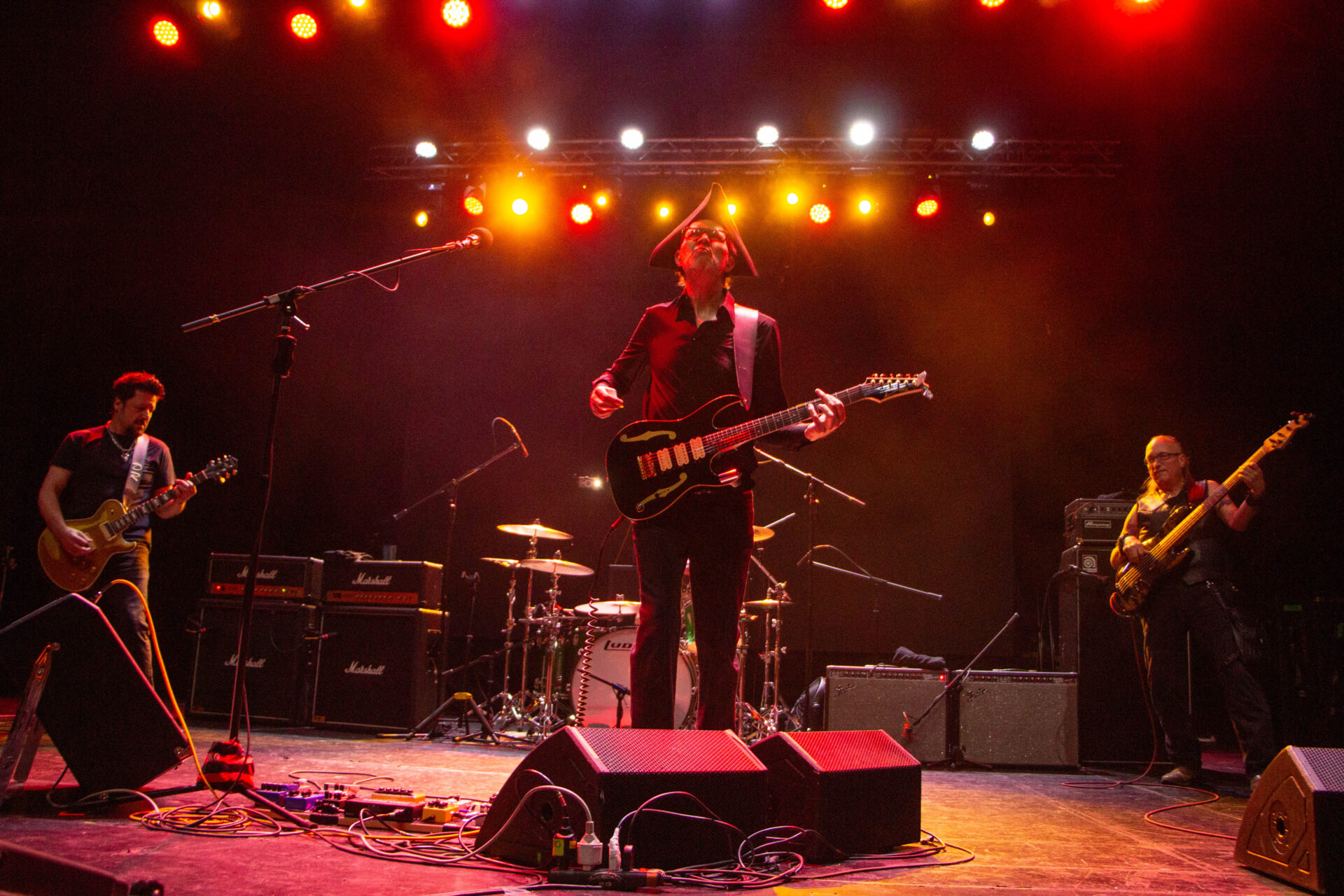 Paul Gilbert: Cátedra de seis cuerdas en el Cariola