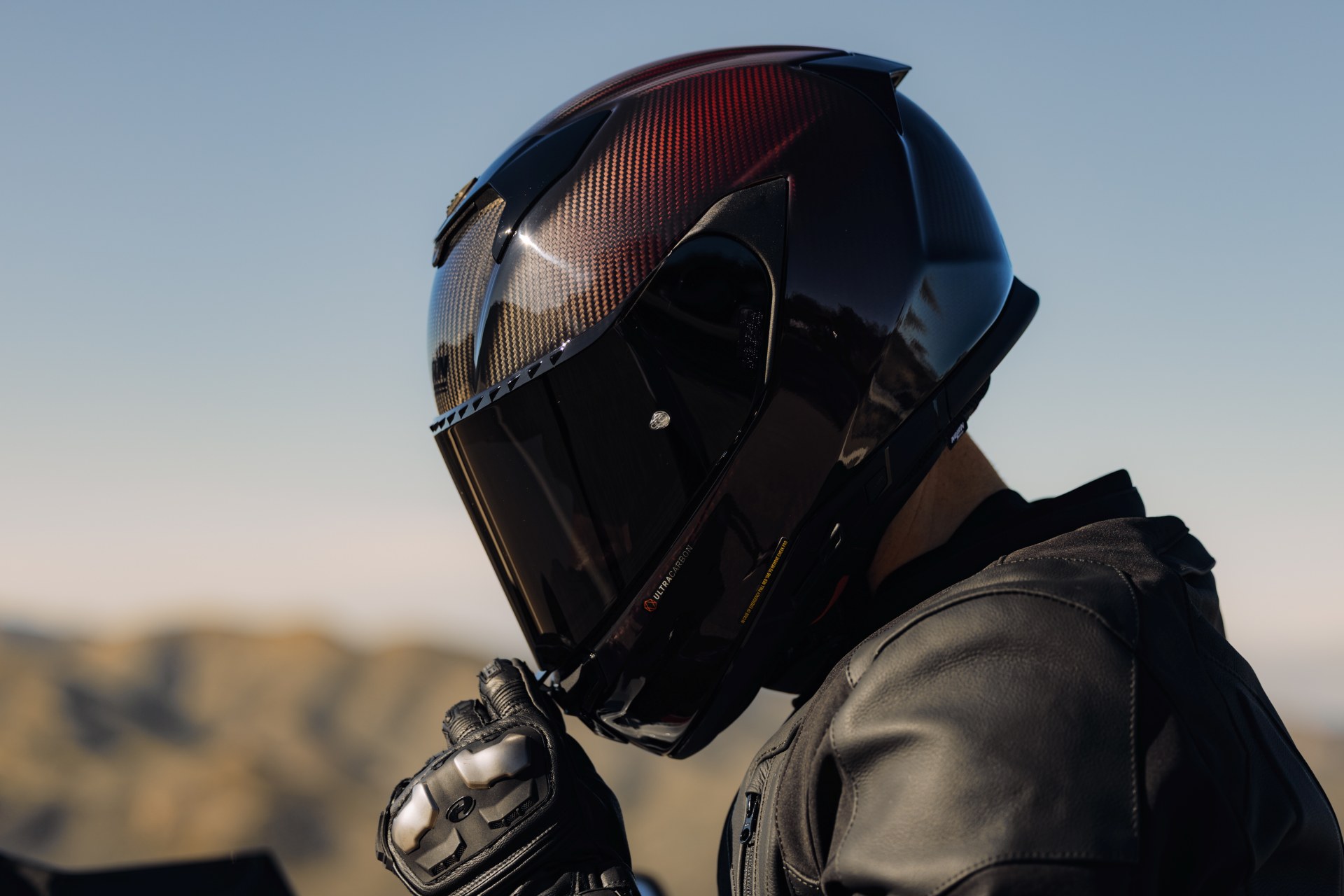 Nolan X-904 Ultra Carbon: el casco premium que «detecta un accidente y pide ayuda»