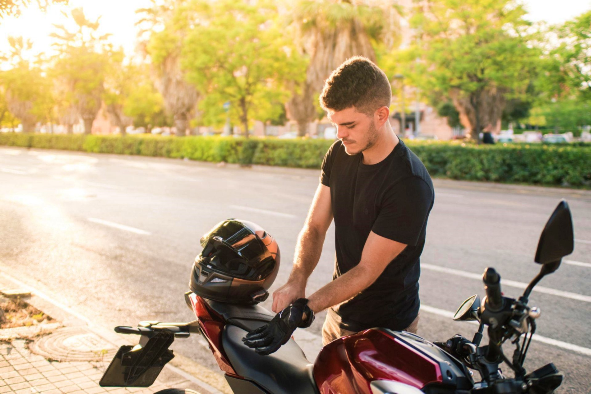 Quedan 5 días: abre el armario de la moto y mira si te vas a jugar 200 euros de multa