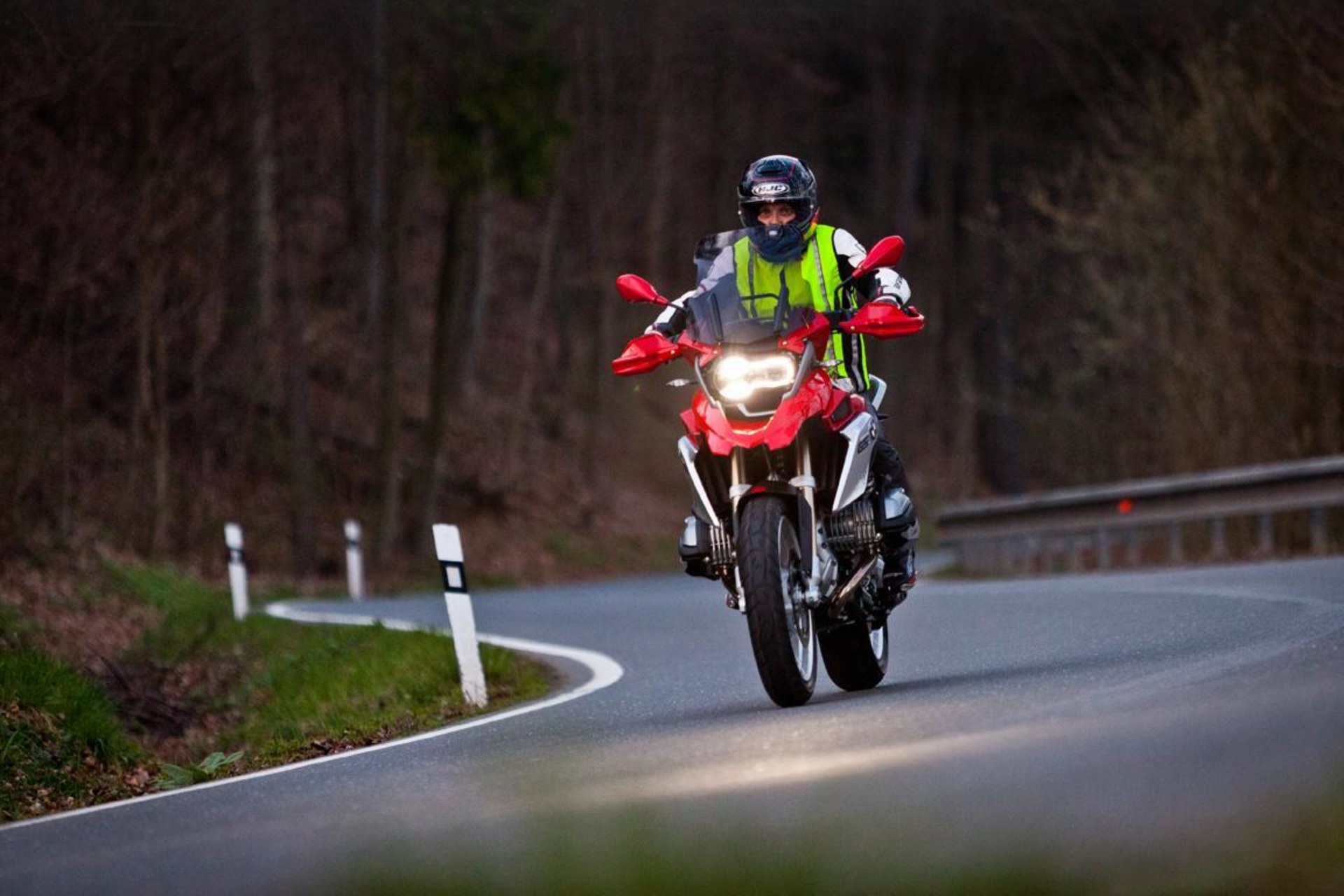 Quedan 5 días: abre el armario de la moto y mira si te vas a jugar 200 euros de multa - Ilustración 1