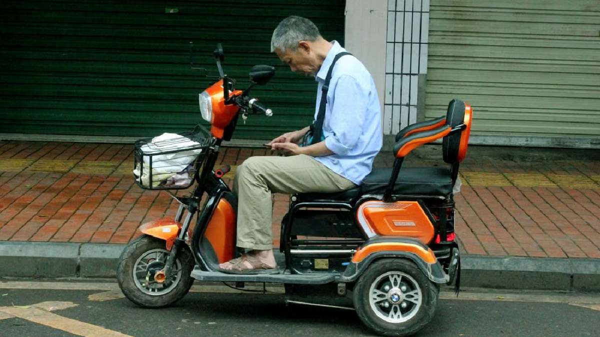 ¡Atención, motociclistas! Multas para motos y bicis eléctricas desde noviembre: placas costarán $355