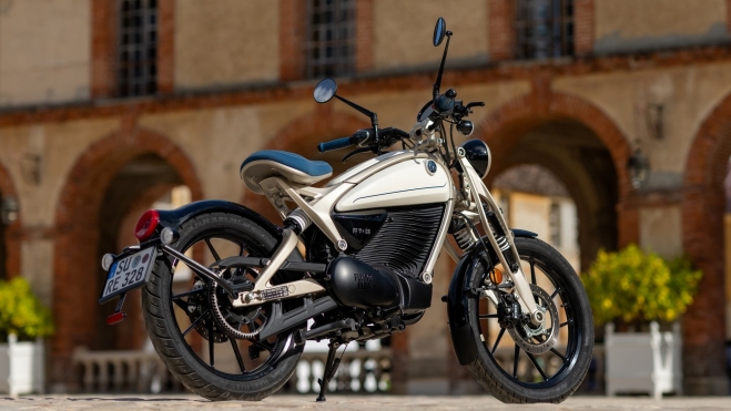 Probamos la primera moto eléctrica de Royal Enfield: diseño retro, solo 124 kg de peso y un precio de 5.990 € - Ilustración 1