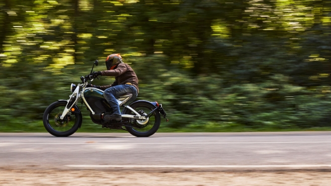 Probamos la primera moto eléctrica de Royal Enfield: diseño retro, solo 124 kg de peso y un precio de 5.990 € - Ilustración 2