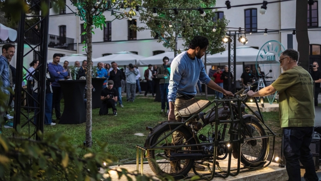 Probamos la primera moto eléctrica de Royal Enfield: diseño retro, solo 124 kg de peso y un precio de 5.990 € - Ilustración 3