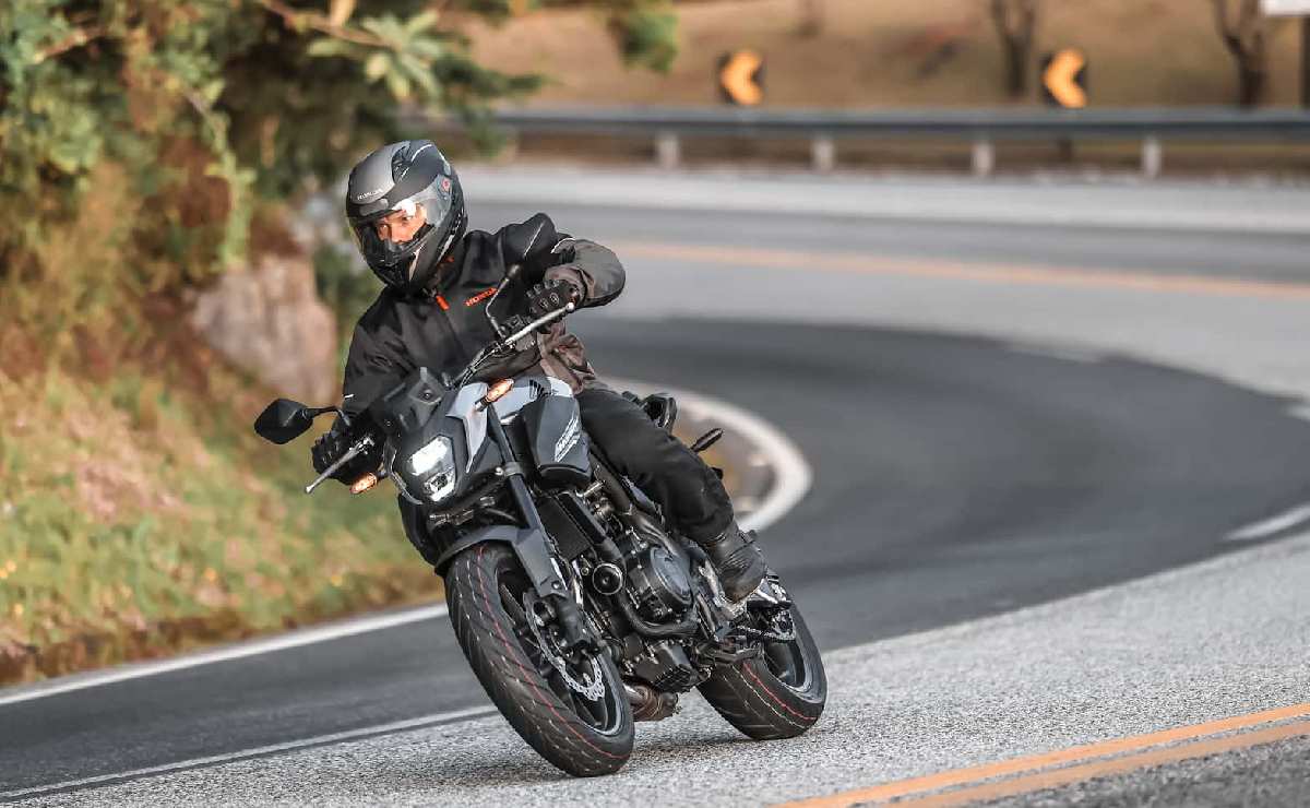 Honda le baja el precio a la CB500 Hornet y anticipa la llegada del modelo 2026