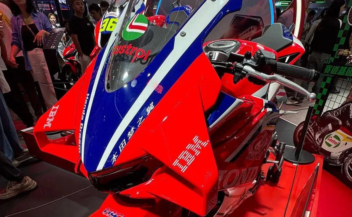La nueva deportiva de cuatro cilindros de Honda se transforma en una pequeña MotoGP - Ilustración 2