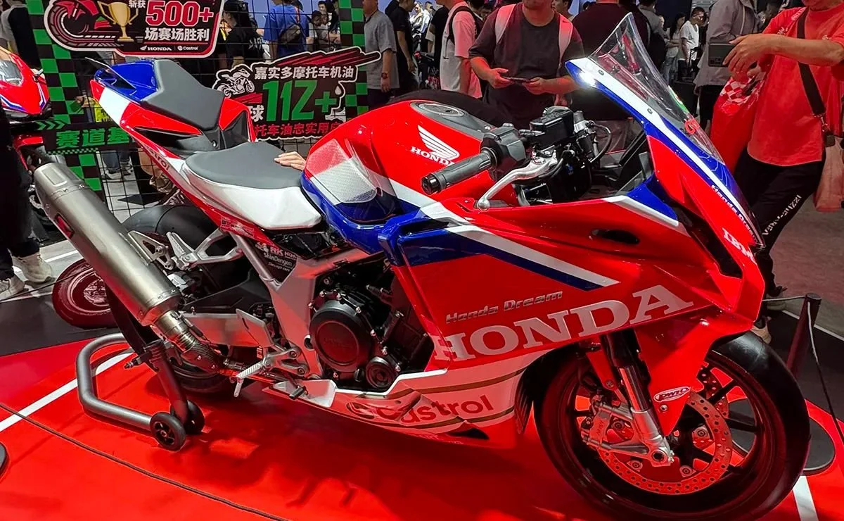 La nueva deportiva de cuatro cilindros de Honda se transforma en una pequeña MotoGP