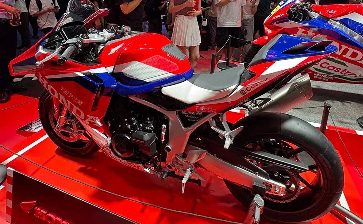 La nueva deportiva de cuatro cilindros de Honda se transforma en una pequeña MotoGP - Ilustración 3