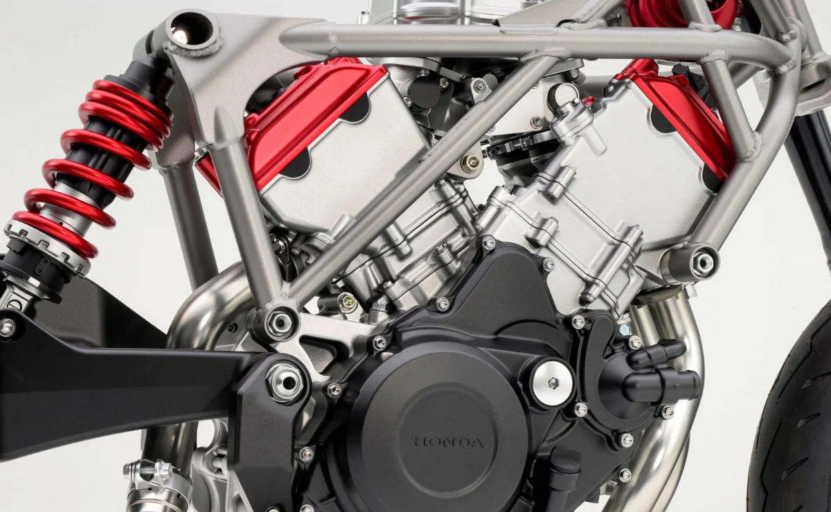Honda patenta un motor V3 de 900 cc con compresor eléctrico: una bestia que no existe en ninguna moto del mundo - Ilustración 3