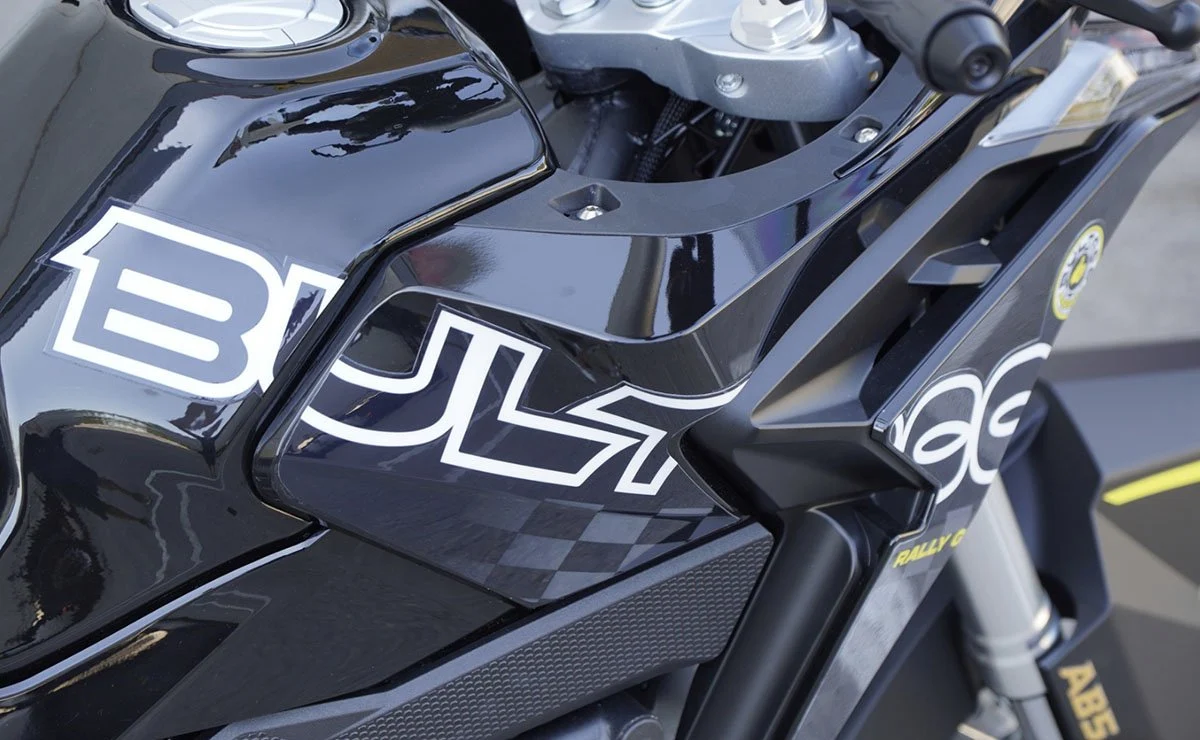 Esta nueva moto trail de 300 cc se prepara para un doble desafío: un rally y la llegada al mercado
