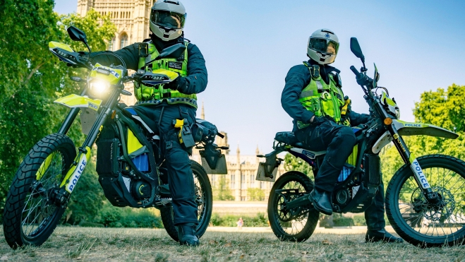 Ante la desesperación, la Policía de Londres utiliza las mismas motos que los delincuentes a los que persiguen por la ciudad - Ilustración 1