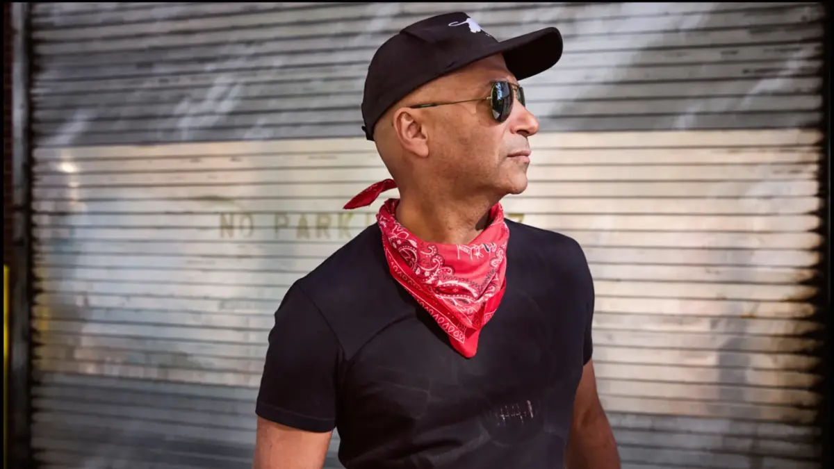 Tom Morello estrena «Unconquered» con Kneecap, la banda que elogió