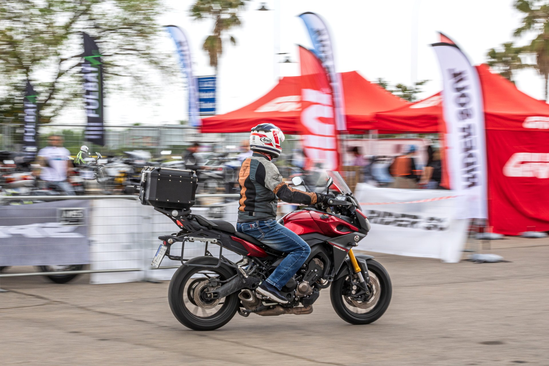 Viajar solo en moto o en grupo: dos formas muy diferentes de vivir la carretera