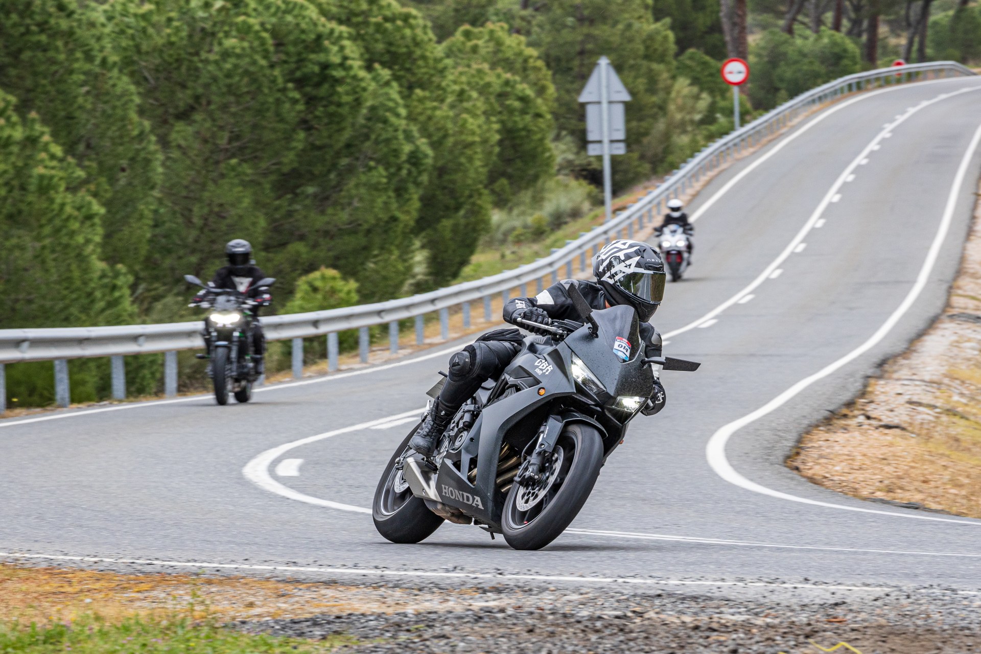 Viajar solo en moto o en grupo: dos formas muy diferentes de vivir la carretera - Ilustración 2