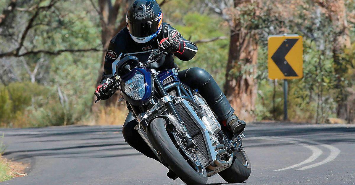 Esta naked tiene un motor que parece imposible: un V8 de Yamaha R1 con 334 CV