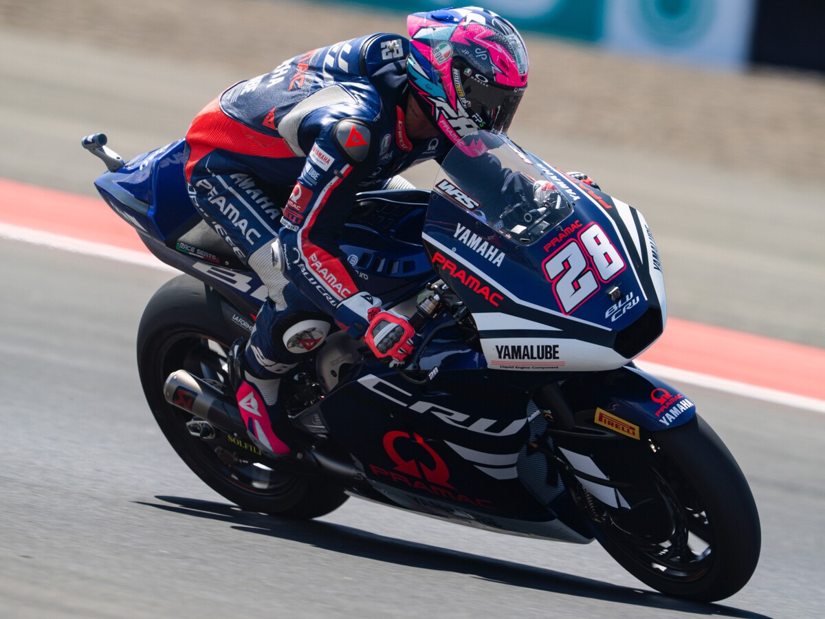 Izan Guevara aprovecha una dramática avería de Álex Escrig en la penúltima vuelta para meter más presión en Moto2