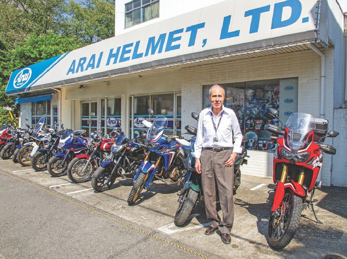 Un ingeniero japonés empezó a hacer cascos para albañiles. Hasta que por un error descubrió que eran mejores para motos