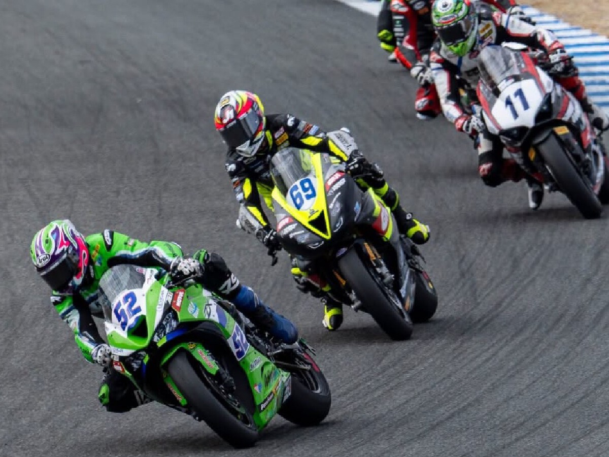 Jeremy Alcoba lidera el doblete de Kawasaki en la última carrera del año de Supersport; fuerte caída de Albert Arenas
