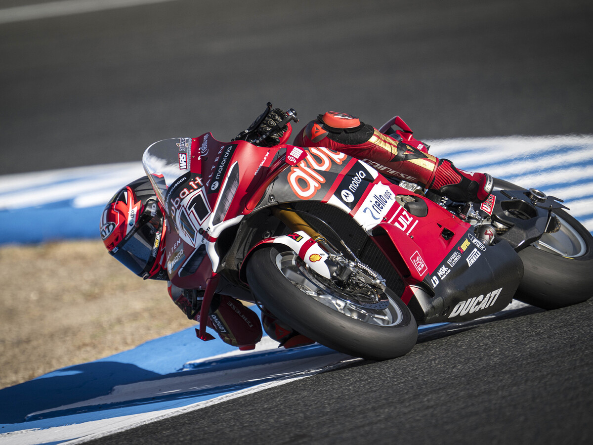 Nicolò Bulega cierra el año perfecto de Ducati y Álvaro Bautista pierde el podio en la última vuelta en Jerez