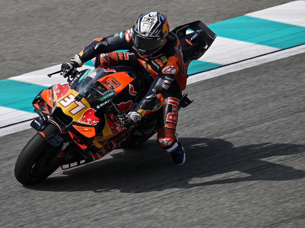 Pedro Acosta aprovecha las gotas de lluvia y la caída de Álex Márquez para dar la sorpresa en la Sprint de Malasia