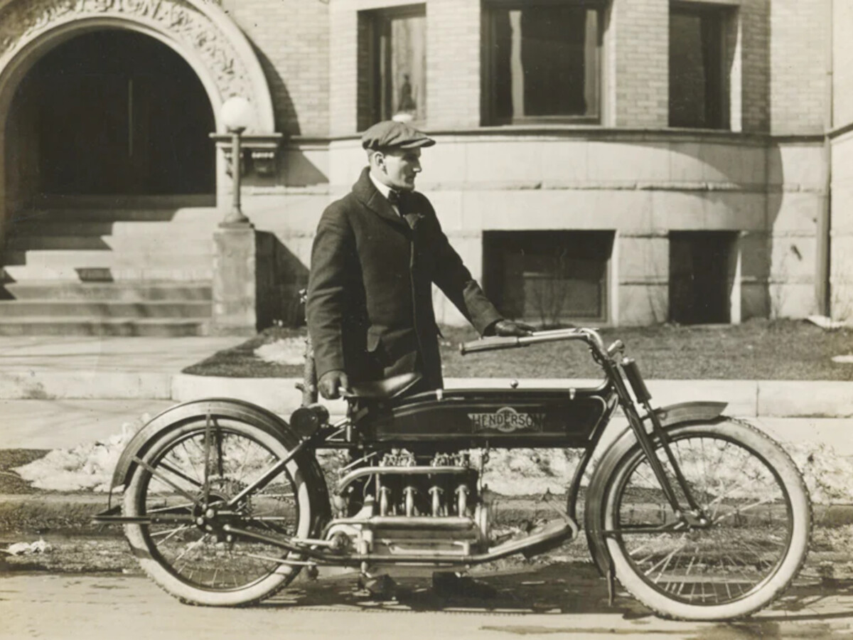 El primer influencer fue un hombre dio la primera vuelta al mundo en una moto sin frenos. Sin saberlo, estaba inventando una moda que cambió la historia